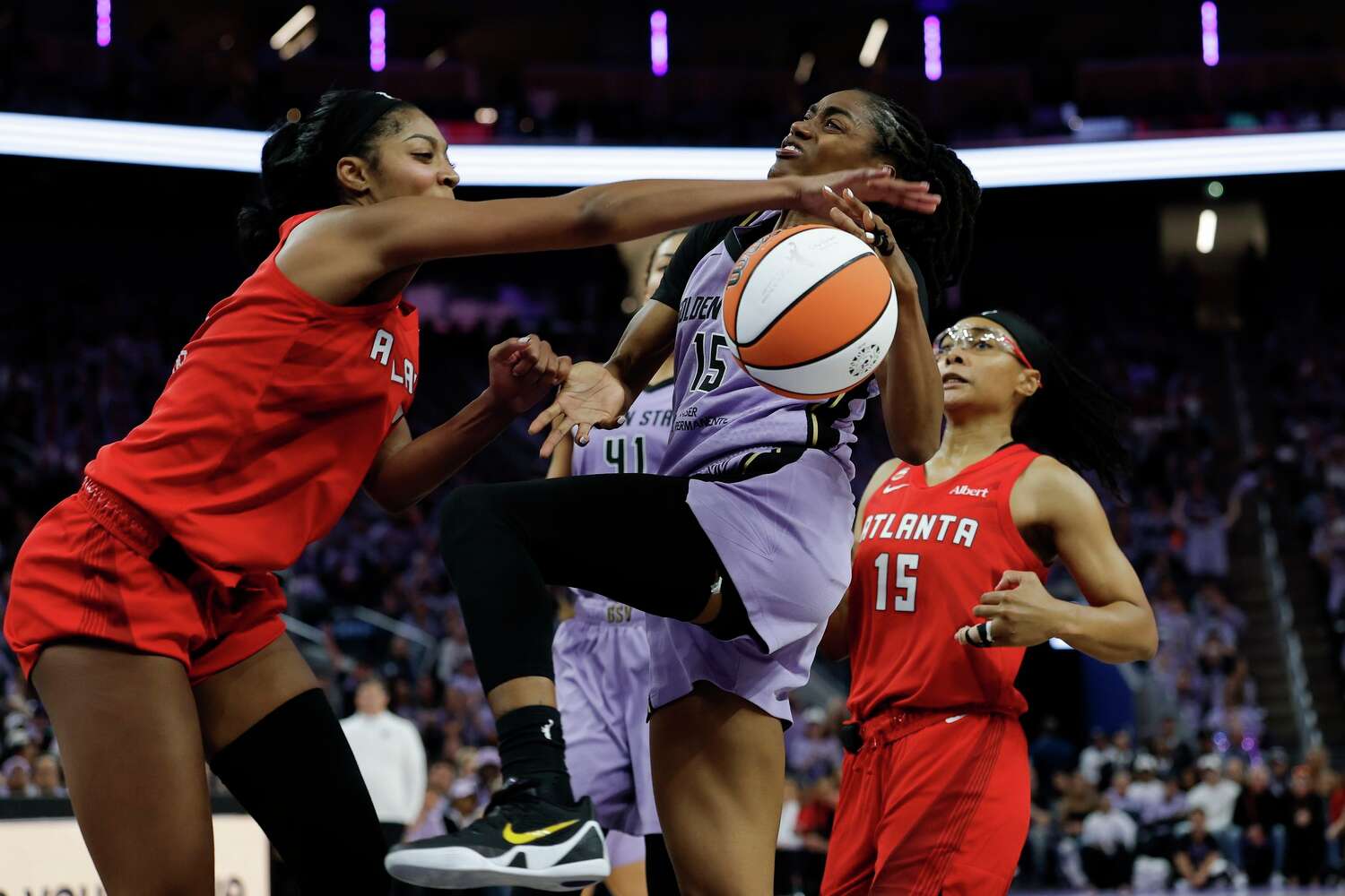 Valkyries, WNBA Finalleri'nde Dream'e 79-65 yenilerek ilk playoff mağlubiyetini aldı.