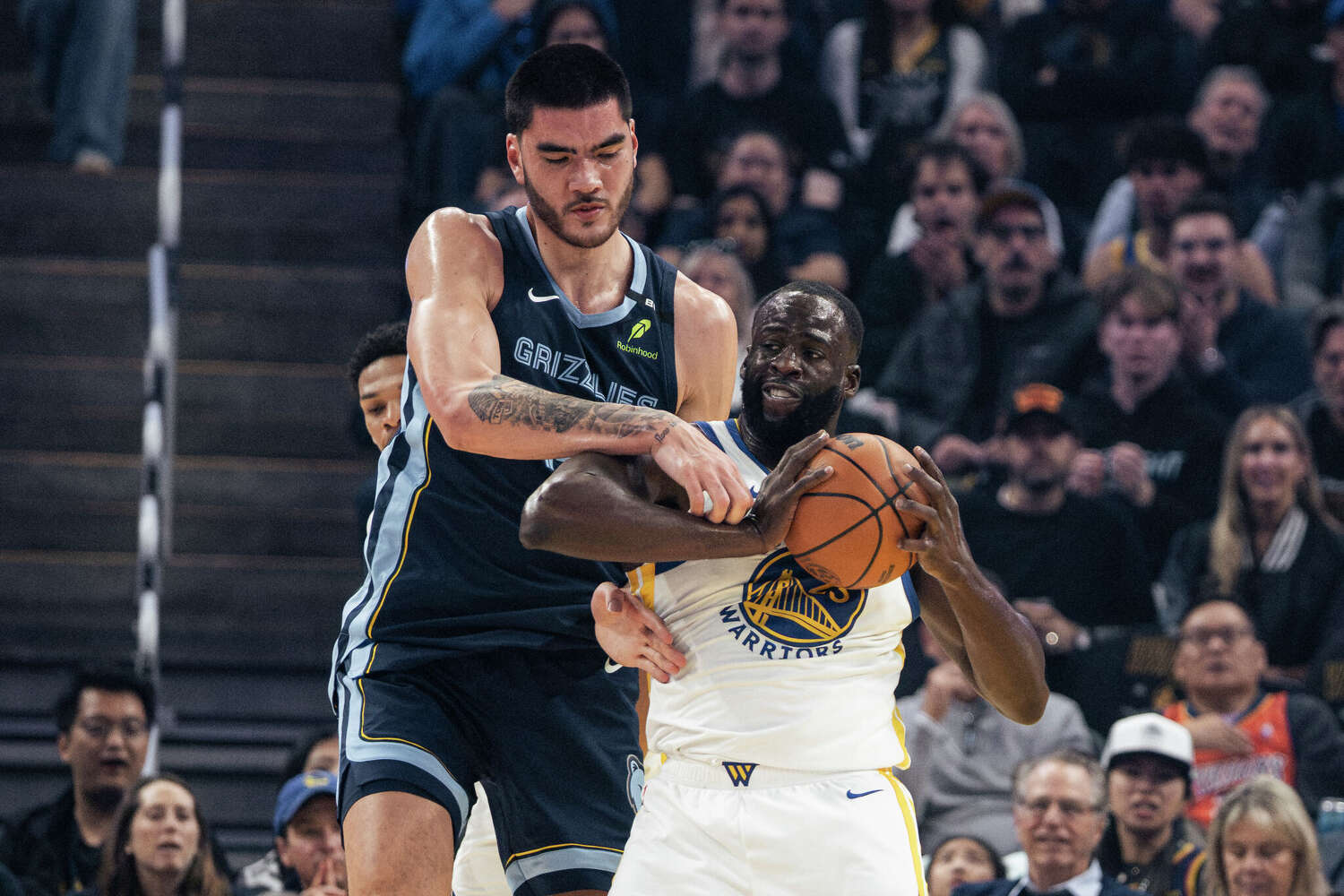 Warriors, Memphis Grizzlies'e karşı evinde 111-108'lik skorla mağlup oldu.