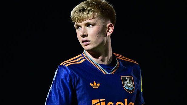 Woking, savunma oyuncuları Charlie McArthur ve Josh Grant'ı transfer etti.